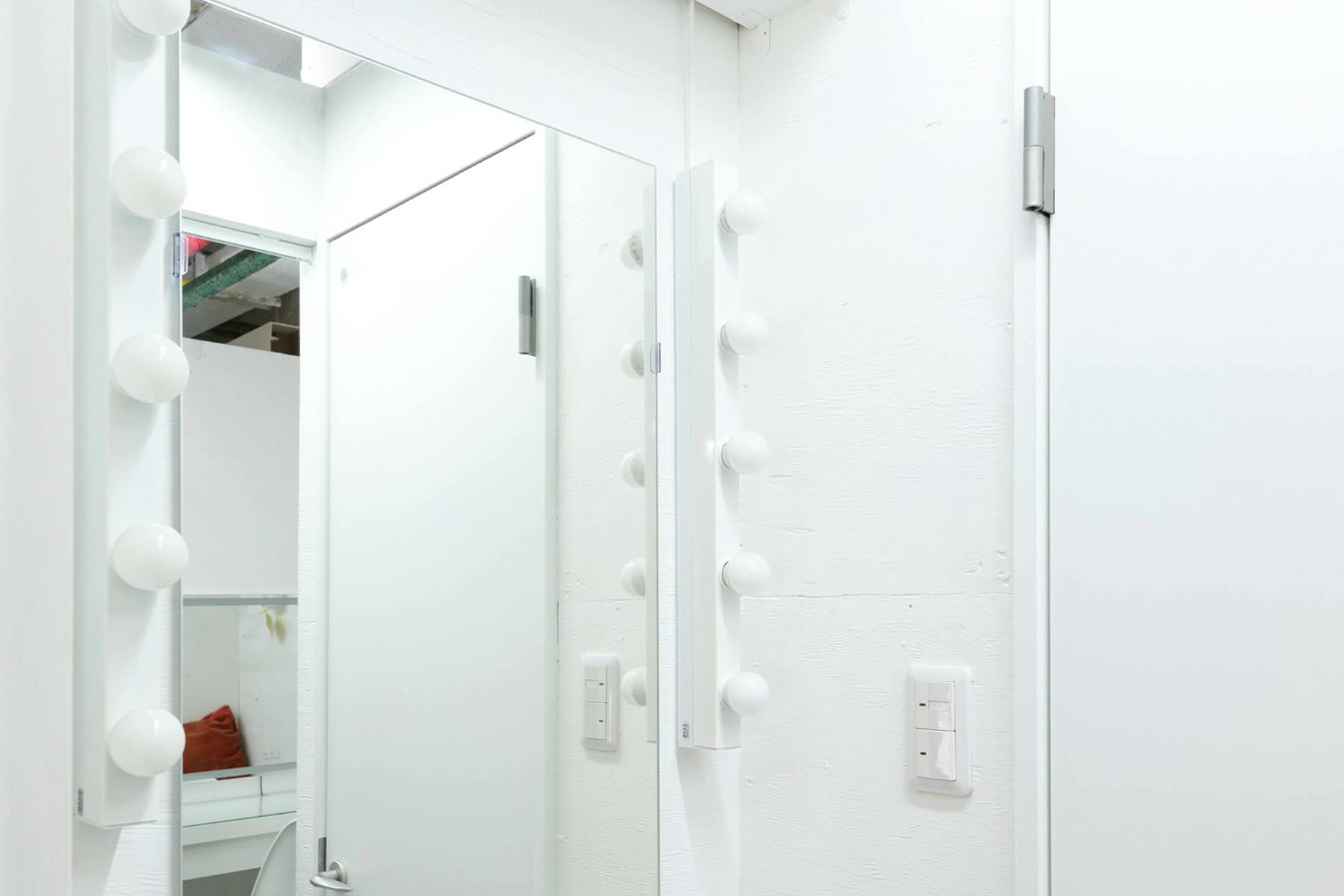 【乃木坂駅6分】 各種ポップアップストアや展示販売会に最適なガラス張りで視認性の高い白基調の路面スペース