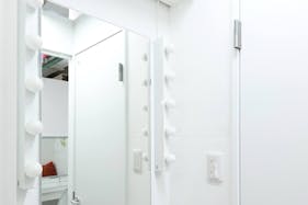 【乃木坂駅6分】 各種ポップアップストアや展示販売会に最適なガラス張りで視認性の高い白基調の路面スペース