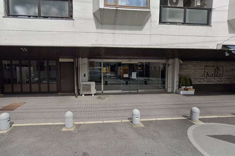 【乃木坂駅6分】 各種ポップアップストアや展示販売会に最適なガラス張りで視認性の高い白基調の路面スペース