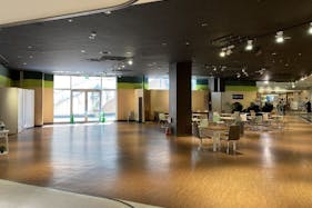 【トナリエつくばスクエア】セールスプロモーションや大型のイベントに適したつくば駅から本施設の入り口導線上に位置し通行量の多いイベントスペース