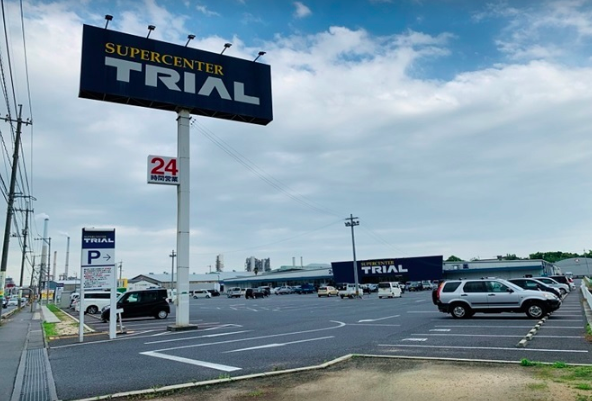 【スーパーセンタートライアル周南店】【ポーチ前：右側（L）】食物販やPR活動が可能なトライアルマルシェ（キッチンカー/テント・スペース）