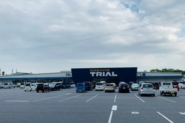 【スーパーセンタートライアル周南店】【ポーチ前:右側(L)】食物販やPR活動が可能なトライアルマルシェ(キッチンカー/テント・スペース)