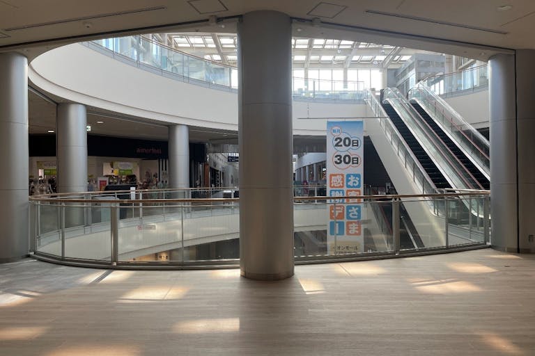 【イオンモール伊丹】3F スカイコートの画像1