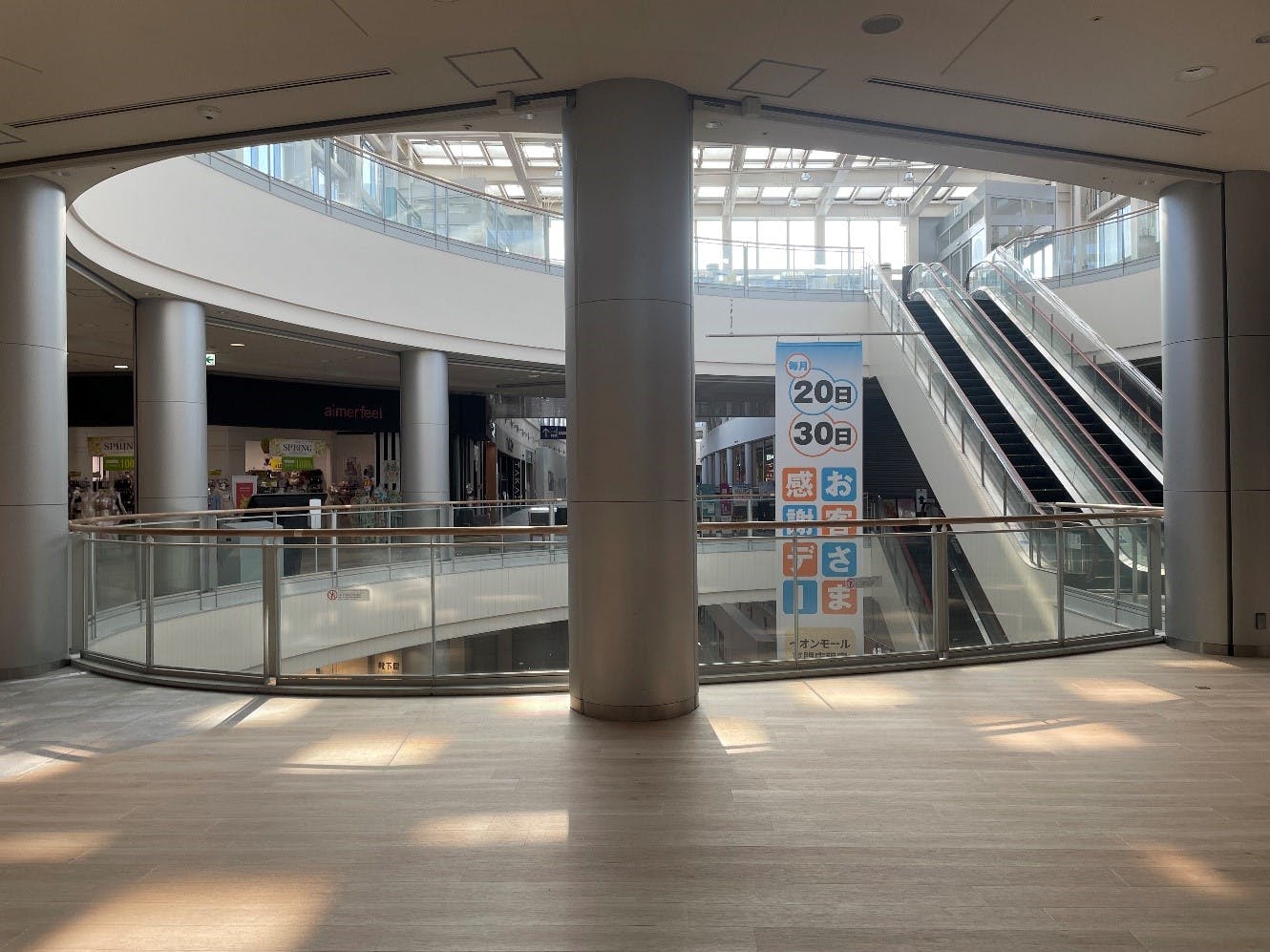 【イオンモール伊丹】3F スカイコートの画像