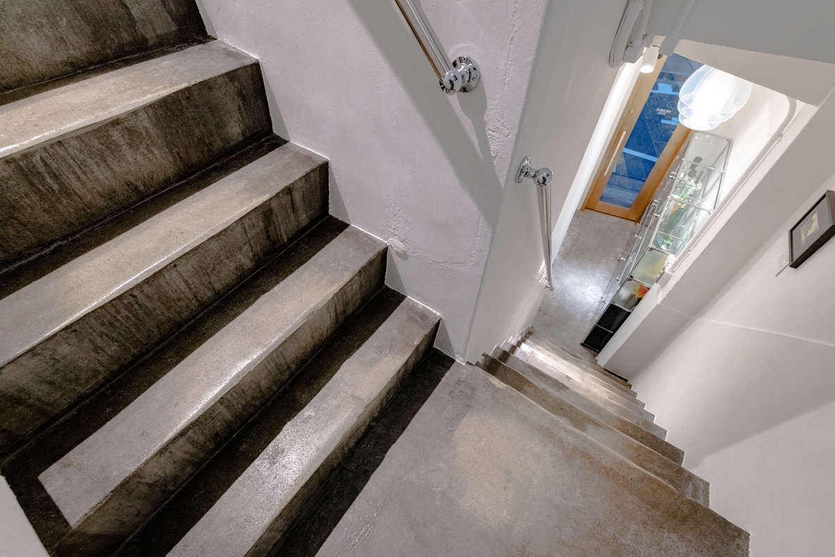 築90年ビル。歴史的建造物を体感できる階段や通路。美術館仕様の最新鋭・高演色LEDで、美しく作品を展示することもできます。