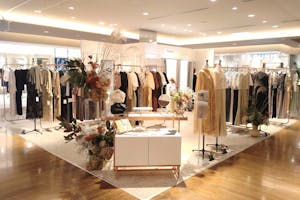 【有楽町マルイ】4階 カレンダリウムD12【物販・PR】上りエスカレーター正面、売場内ストック完備。壁はガラス棚に変更可