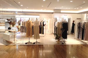 【有楽町マルイ】4階 カレンダリウムD12【物販・PR】上りエスカレーター正面、売場内ストック完備。壁はガラス棚に変更可