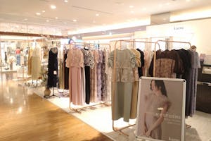 【有楽町マルイ】4階 カレンダリウムD12【物販・PR】上りエスカレーター正面、売場内ストック完備。壁はガラス棚に変更可