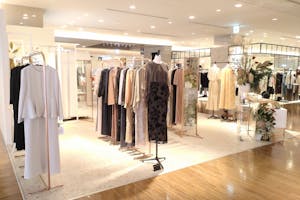 【有楽町マルイ】4階 カレンダリウムD12【物販・PR】上りエスカレーター正面、売場内ストック完備。壁はガラス棚に変更可