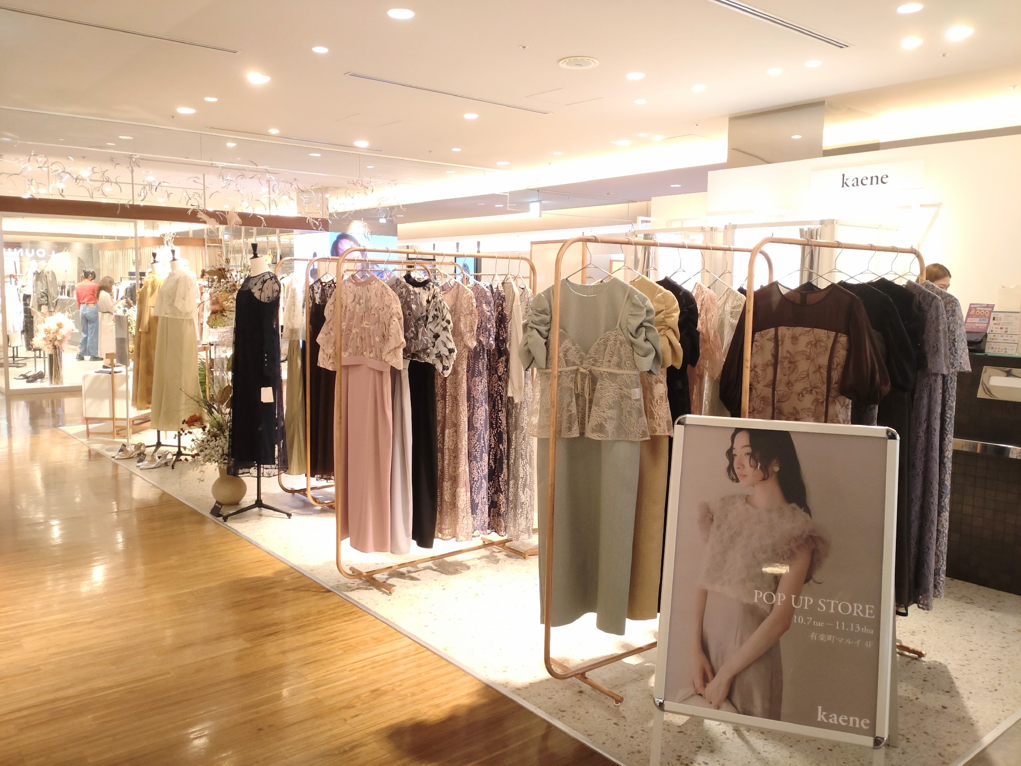 【有楽町マルイ】4階 カレンダリウムD12【物販・PR】上りエスカレーター正面、売場内ストック完備。壁はガラス棚に変更可