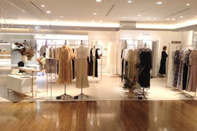 【有楽町マルイ】4階 カレンダリウムD12【物販・PR】上りエスカレーター正面、売場内ストック完備。壁はガラス棚に変更可