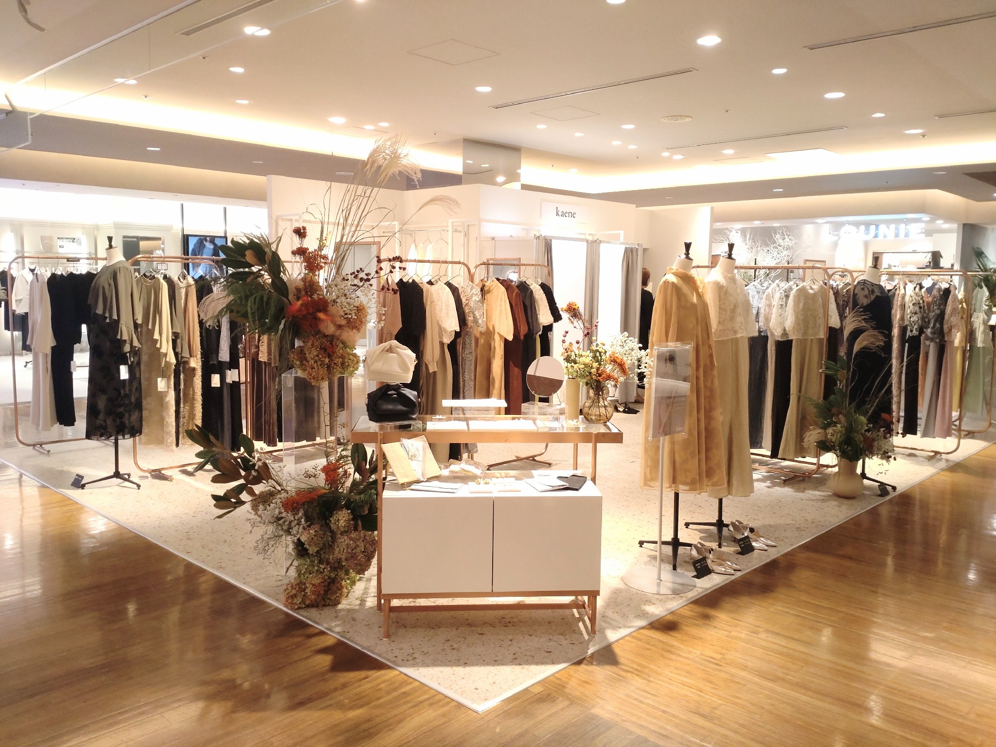 【有楽町マルイ】4階 カレンダリウムD12【物販・PR】上りエスカレーター正面、売場内ストック完備。壁はガラス棚に変更可