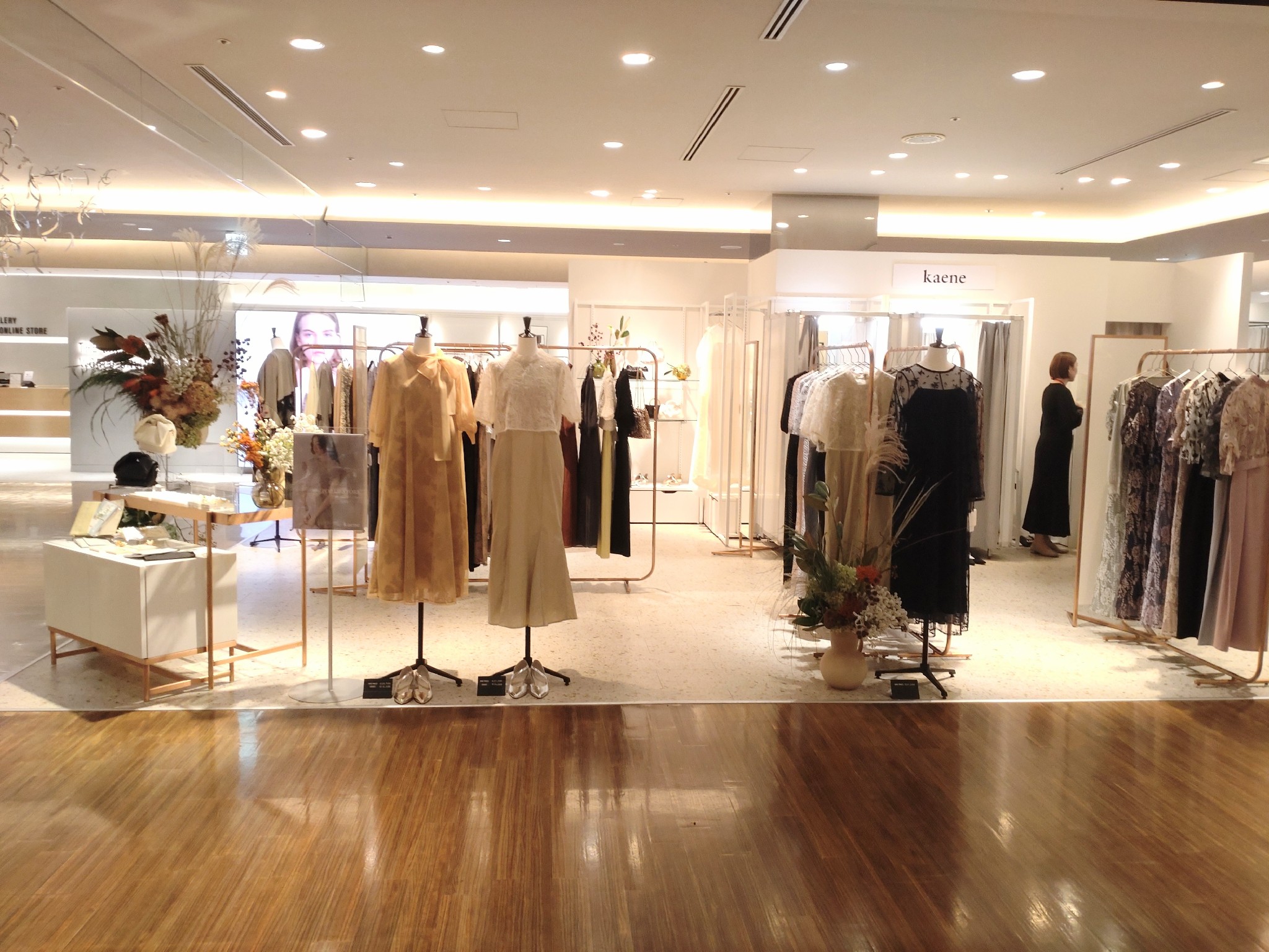 【有楽町マルイ】4階 カレンダリウムD12【物販・PR】上りエスカレーター正面、売場内ストック完備。壁はガラス棚に変更可