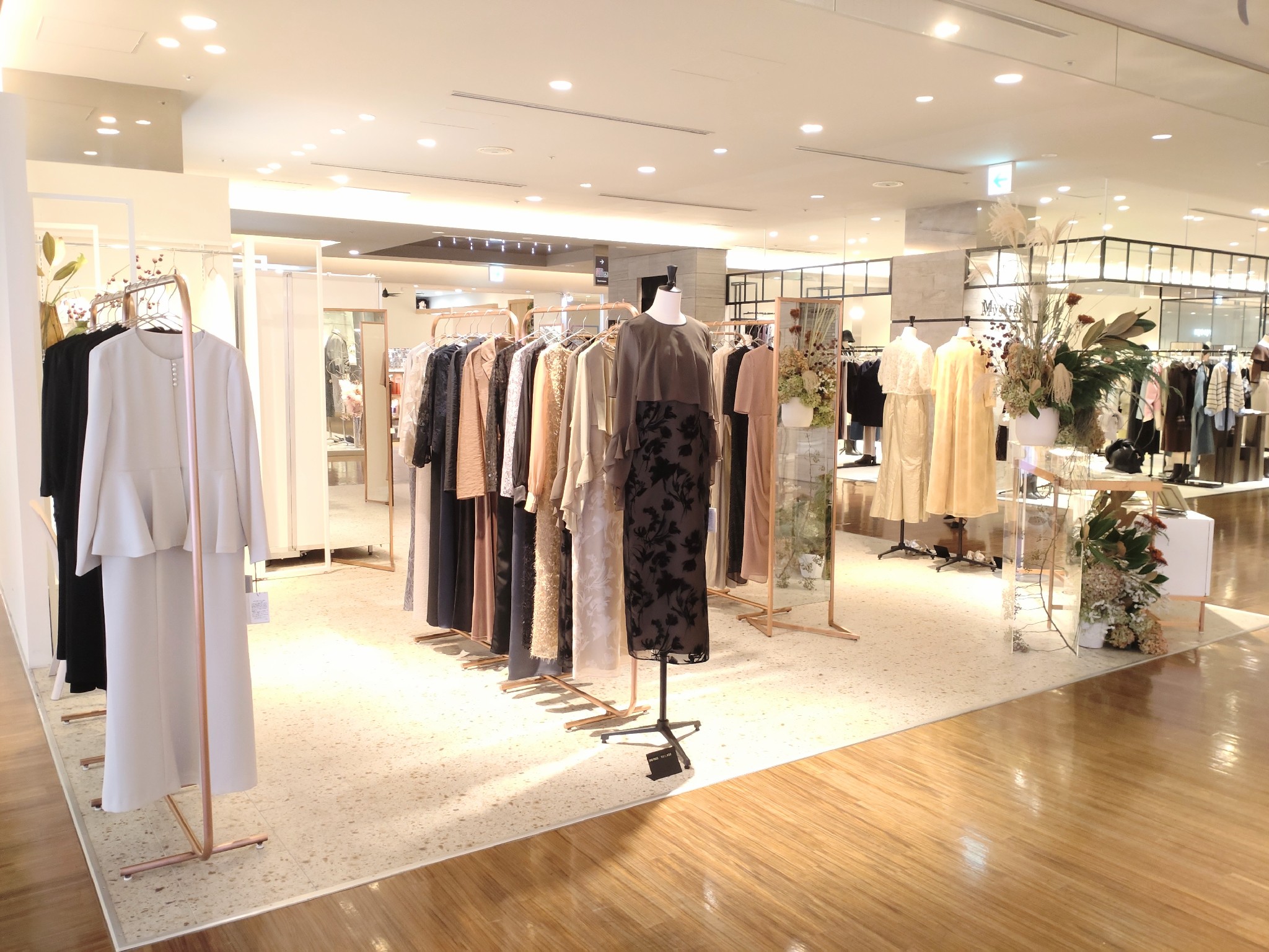 【有楽町マルイ】4階 カレンダリウムD12【物販・PR】上りエスカレーター正面、売場内ストック完備。壁はガラス棚に変更可