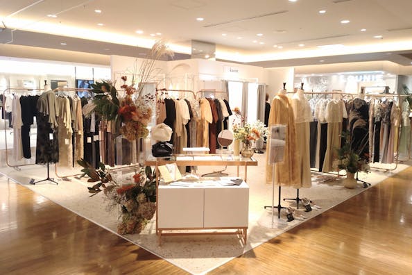 【有楽町マルイ】4階 カレンダリウムD12【物販・PR】上りエスカレーター正面、売場内ストック完備。壁はガラス棚に変更可