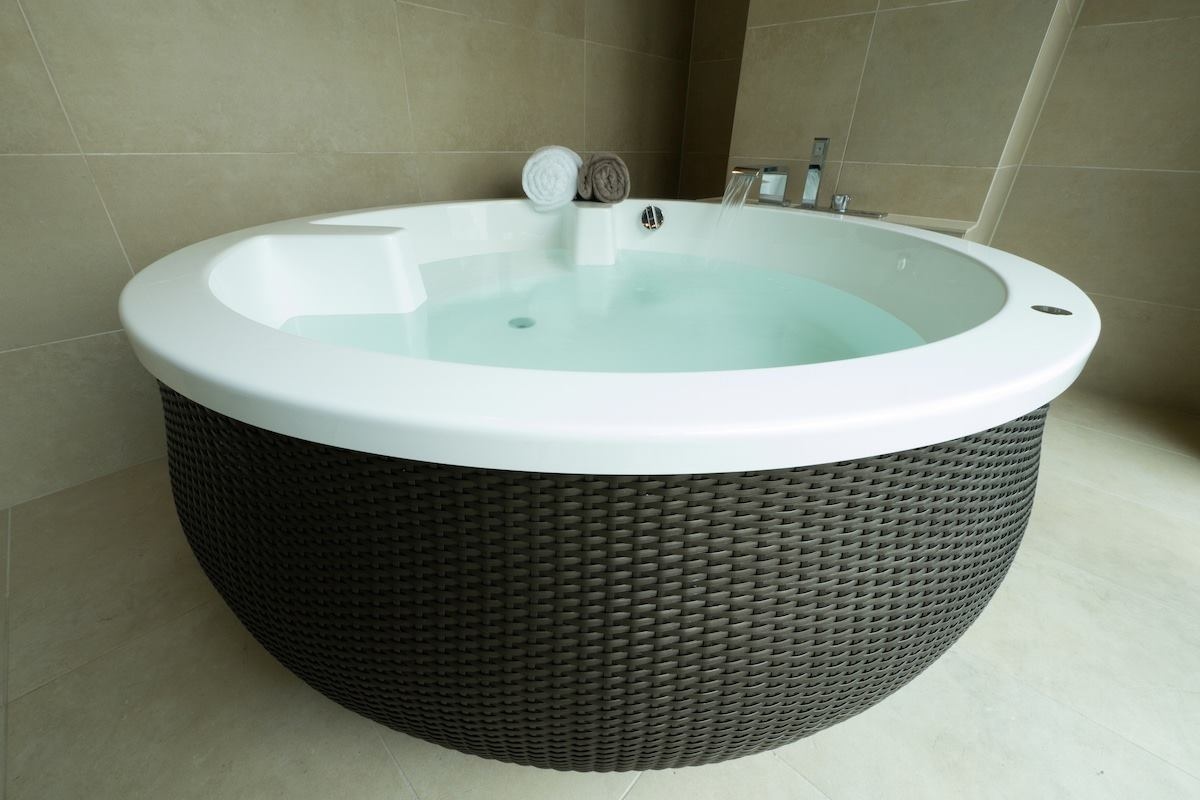  シャワー＆バス。清潔感があり、昼間はブラインドを開けるとバルコニーが見え開放的です。