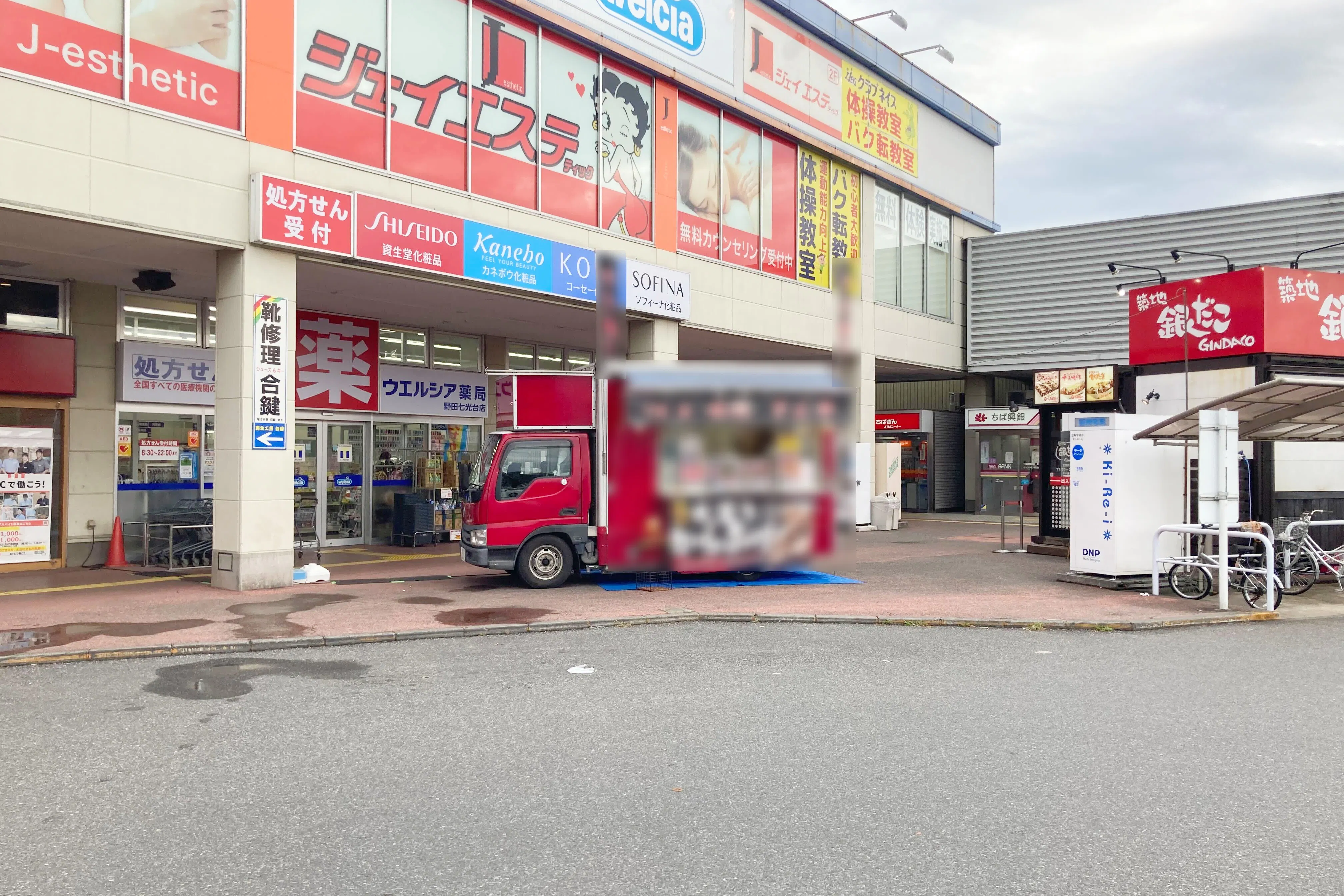 【イオンタウン野田七光台】キッチンカーに最適な施設出入口と駐車場の間にある通行量の多い屋外スペース