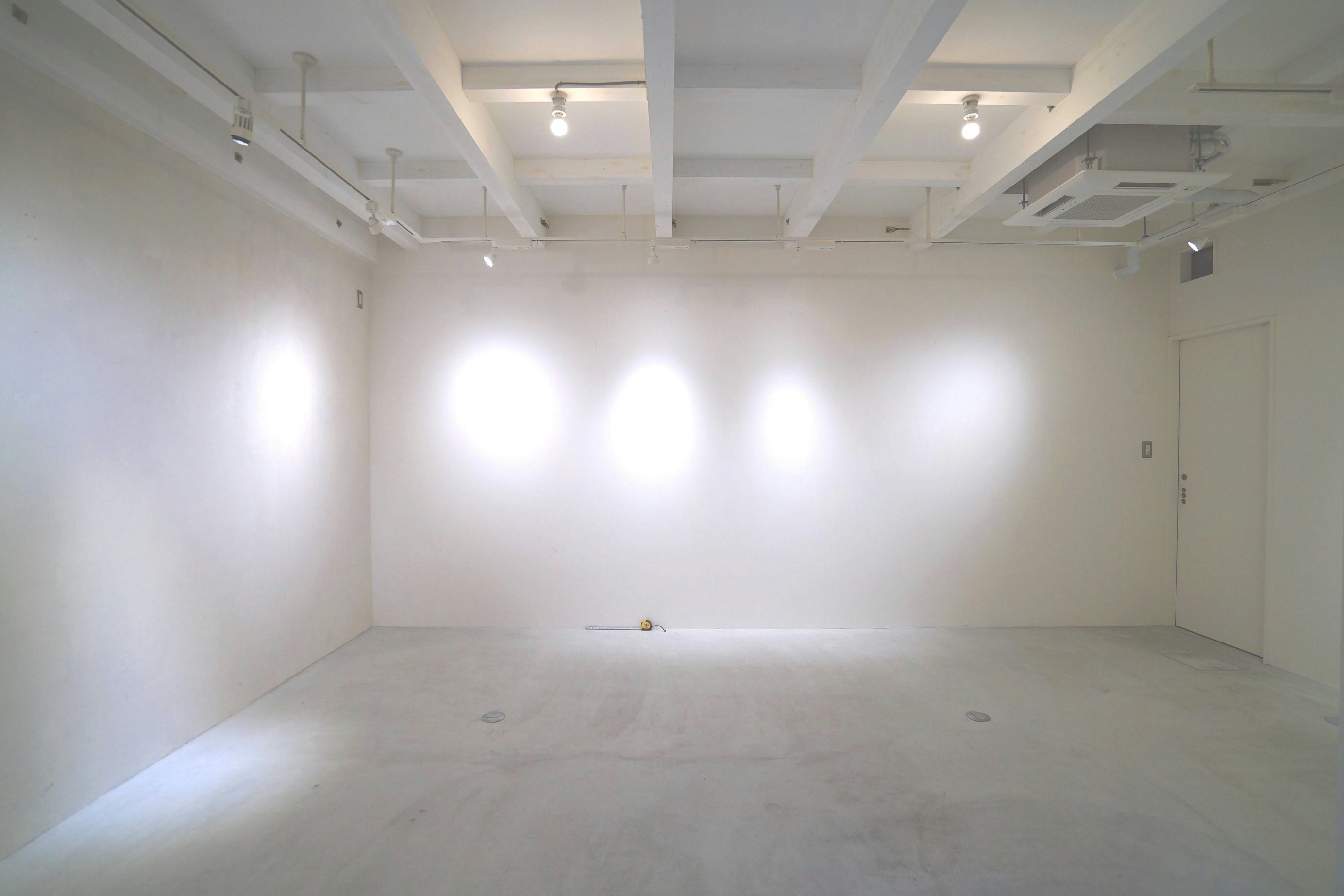 【丸太町駅8分】ポップアップストアや展示会に適した白を基調とするレンタルスペース