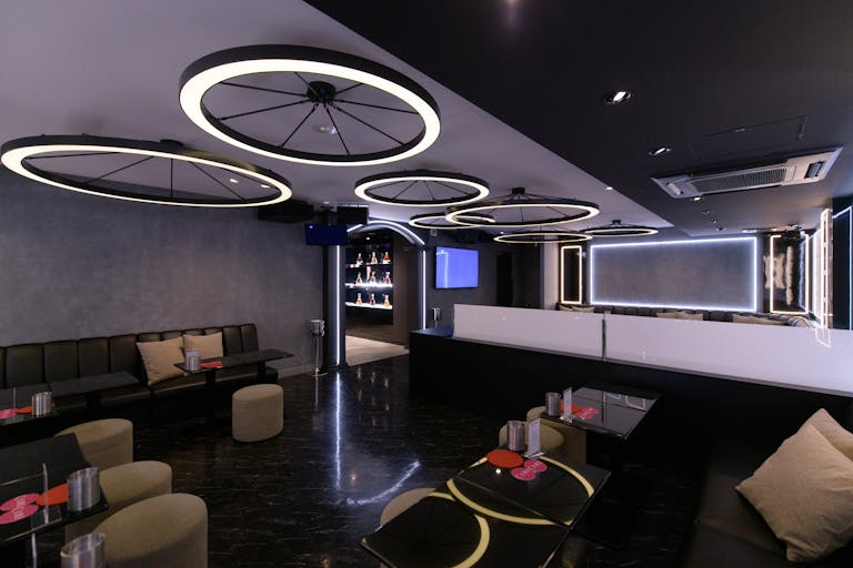 【東新宿駅5分】ロケや撮影に最適な新宿歌舞伎町にあるピンクとホワイトの照明が印象的なイベントスペースの画像2