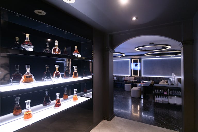 【東新宿駅5分】ロケや撮影に最適な新宿歌舞伎町にあるピンクとホワイトの照明が印象的なイベントスペースの画像4