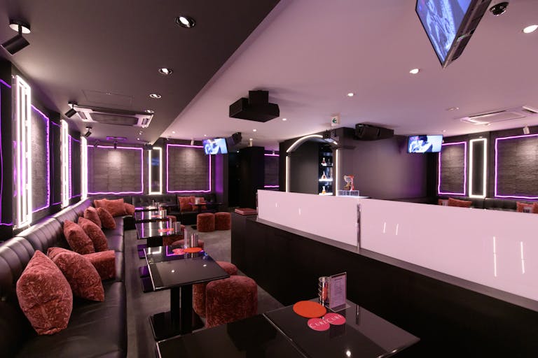 【東新宿駅5分】ロケや撮影に最適な新宿歌舞伎町にあるピンクとホワイトの照明が印象的なイベントスペースの画像9