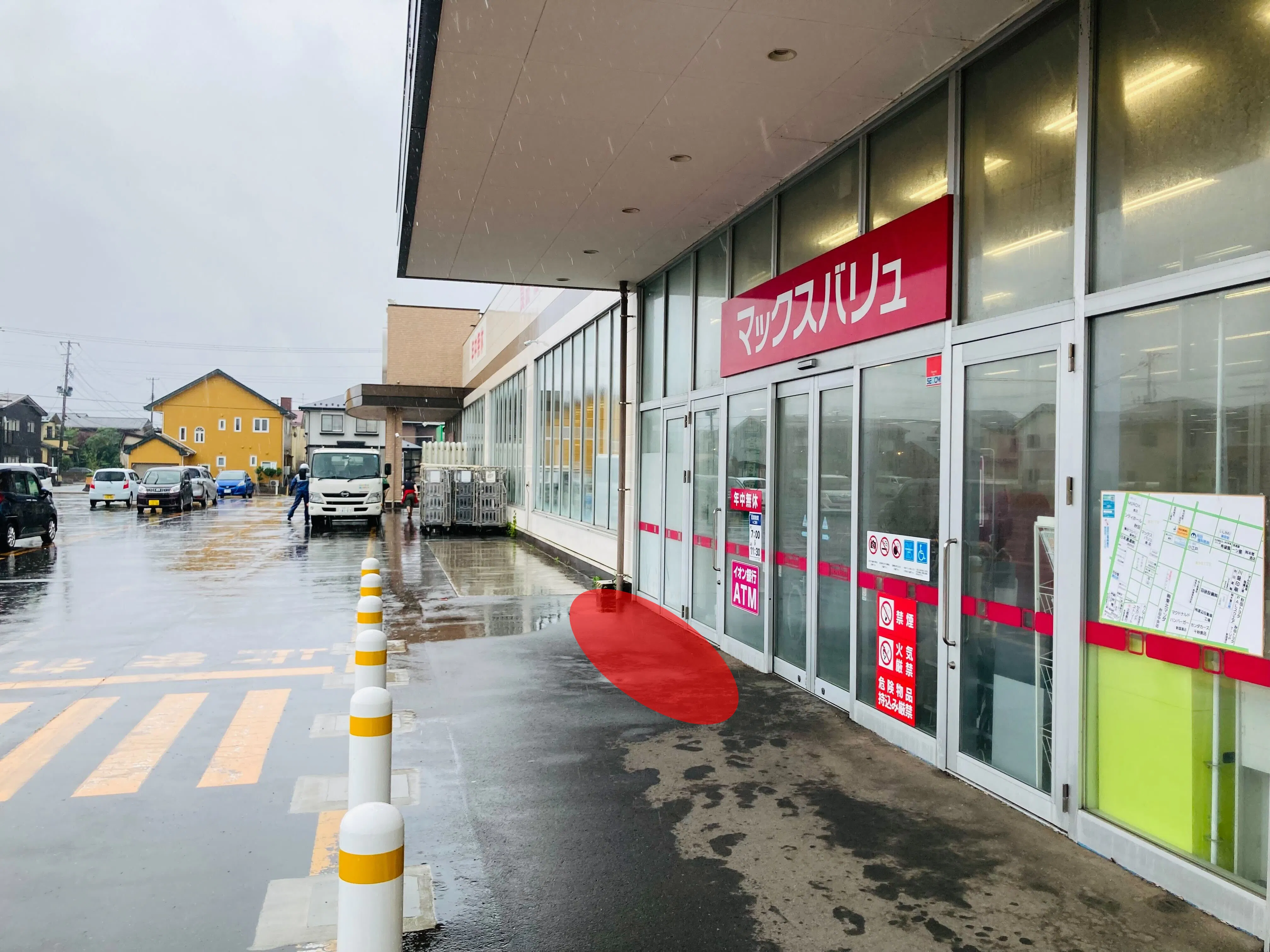 【マックスバリュ泉店】各種プロモーションイベントに最適な店舗前の屋外イベントスペース