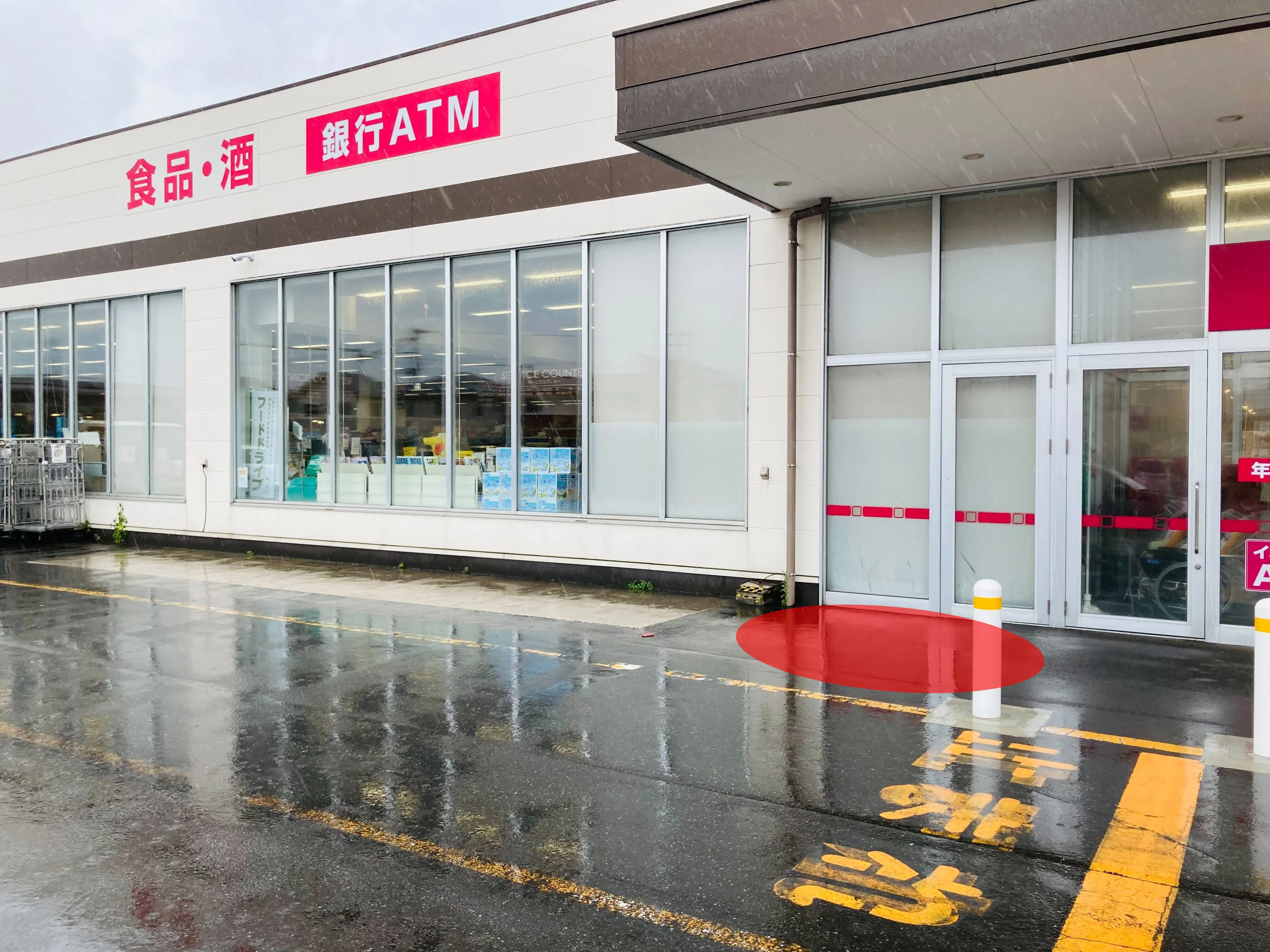 【マックスバリュ泉店】各種プロモーションイベントに最適な店舗前の屋外イベントスペース