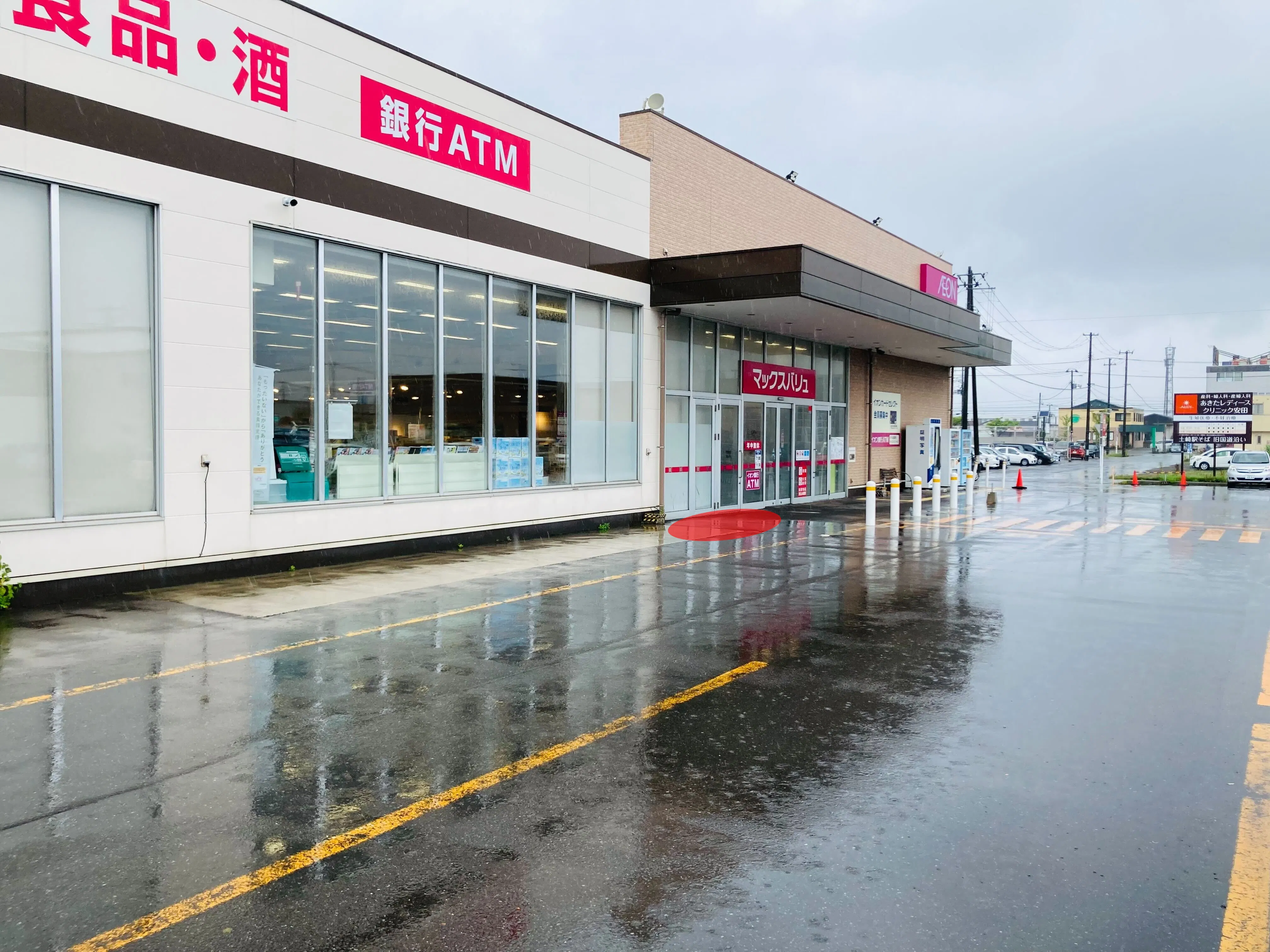 【マックスバリュ泉店】各種プロモーションイベントに最適な店舗前の屋外イベントスペース