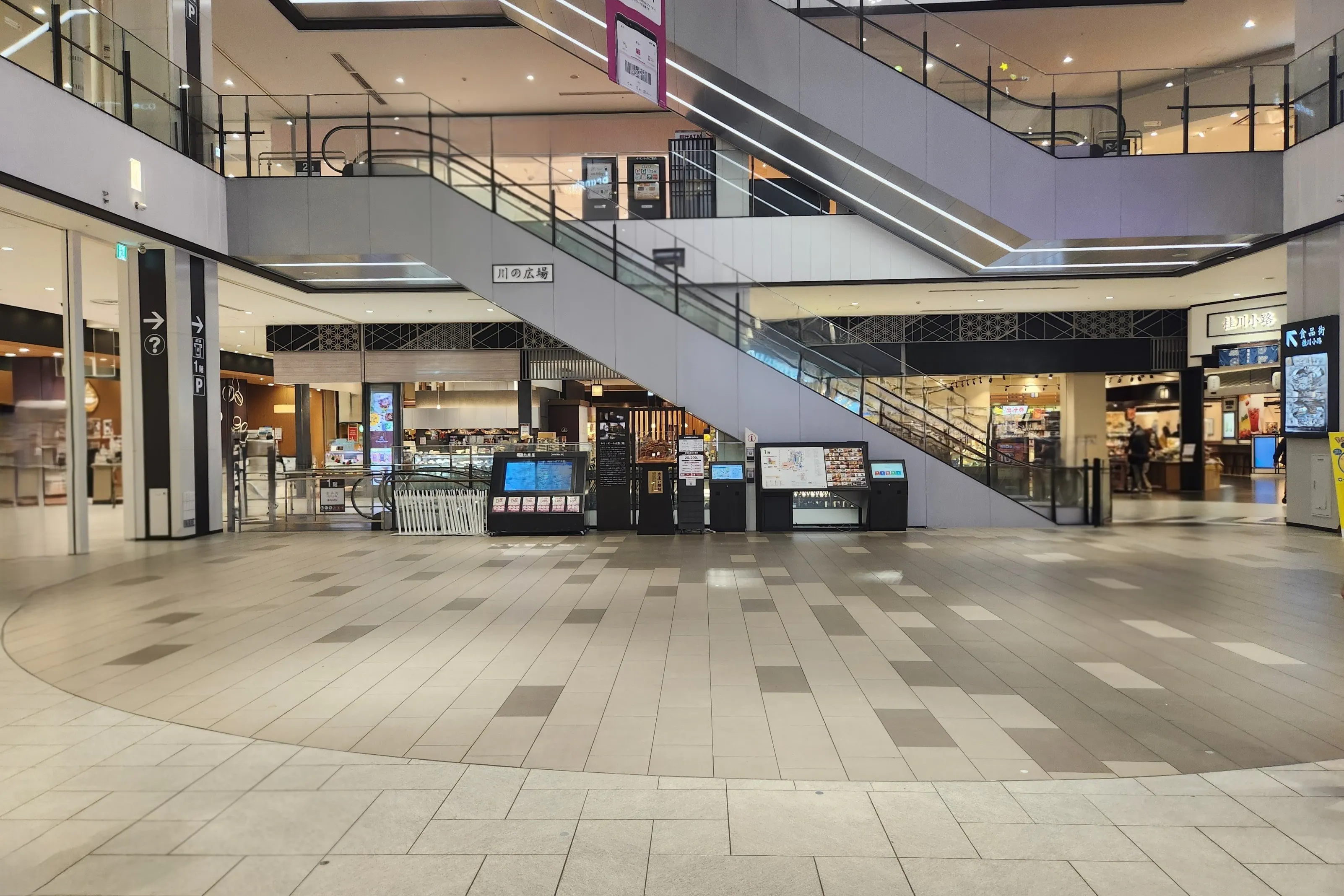 【イオンモール京都桂川】1階 川の広場