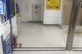 【メガセンタートライアル伊勢崎中央店】③食物販や出張販売に適したエレベーター横スペース(1階東側メイン出入口)