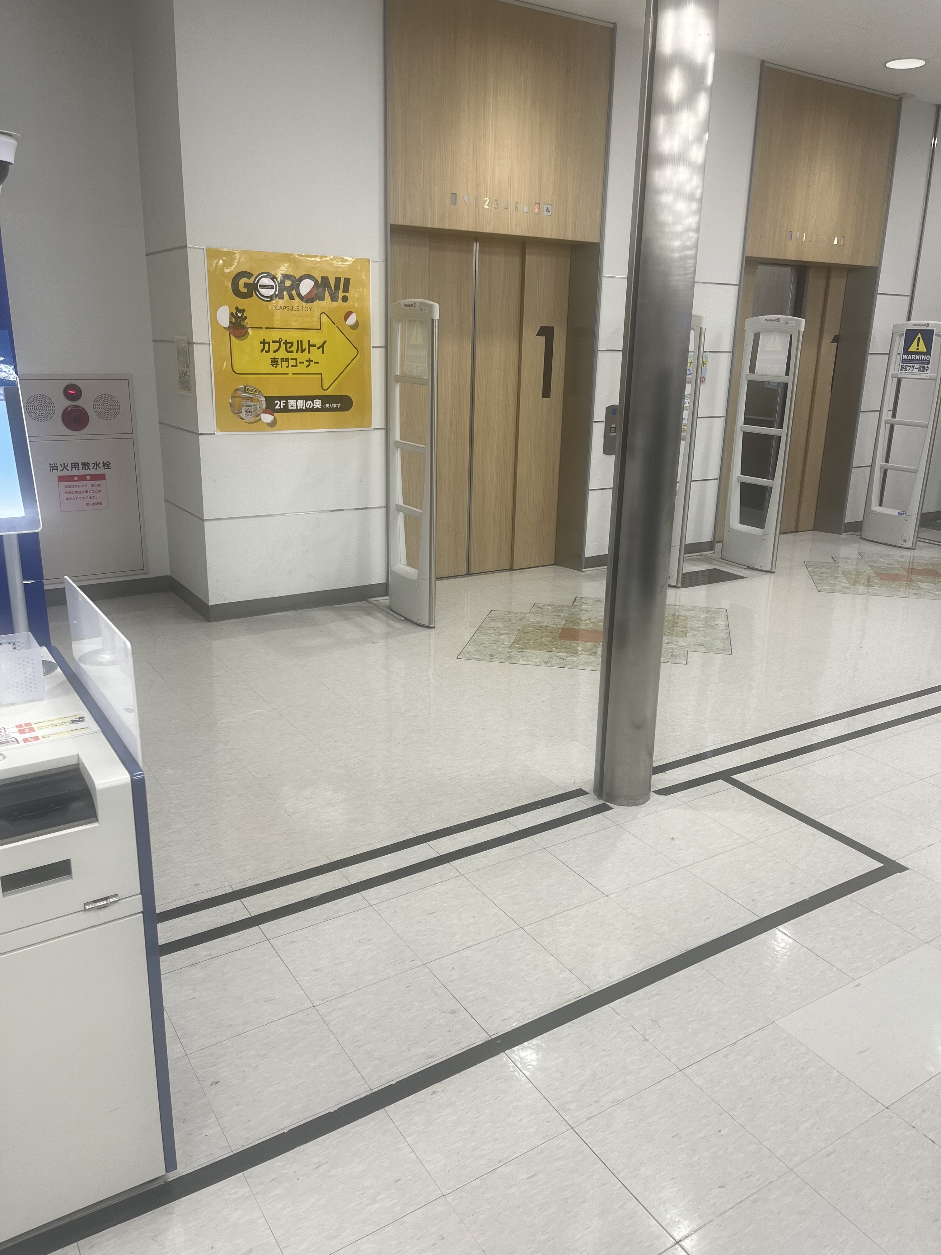 【メガセンタートライアル伊勢崎中央店】③食物販や出張販売に適したエレベーター横スペース（1階東側メイン出入口）