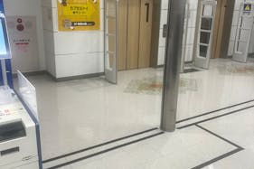 【メガセンタートライアル伊勢崎中央店】③食物販や出張販売に適したエレベーター横スペース(1階東側メイン出入口)