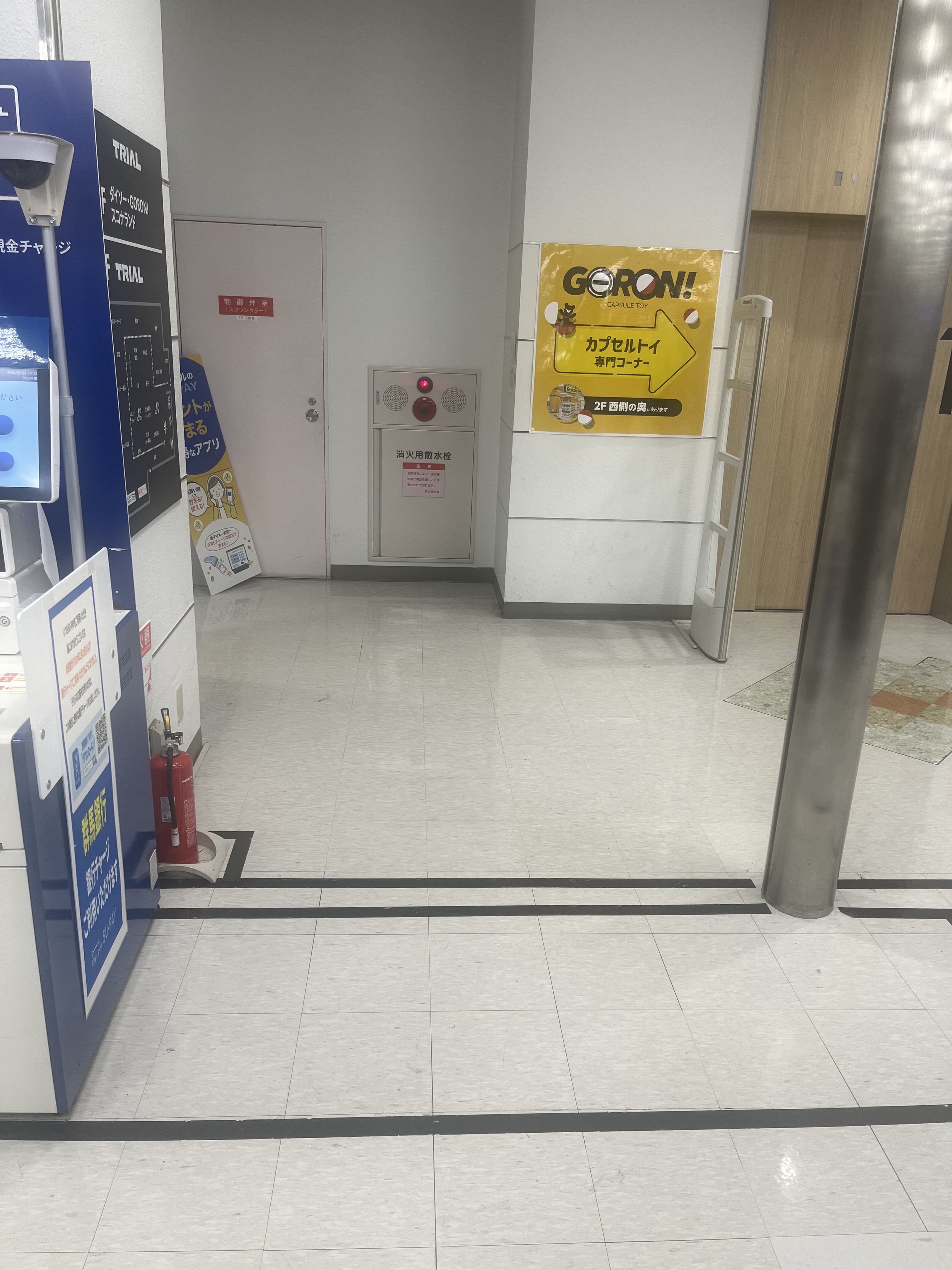 【メガセンタートライアル伊勢崎中央店】③食物販や出張販売に適したエレベーター横スペース（1階東側メイン出入口）