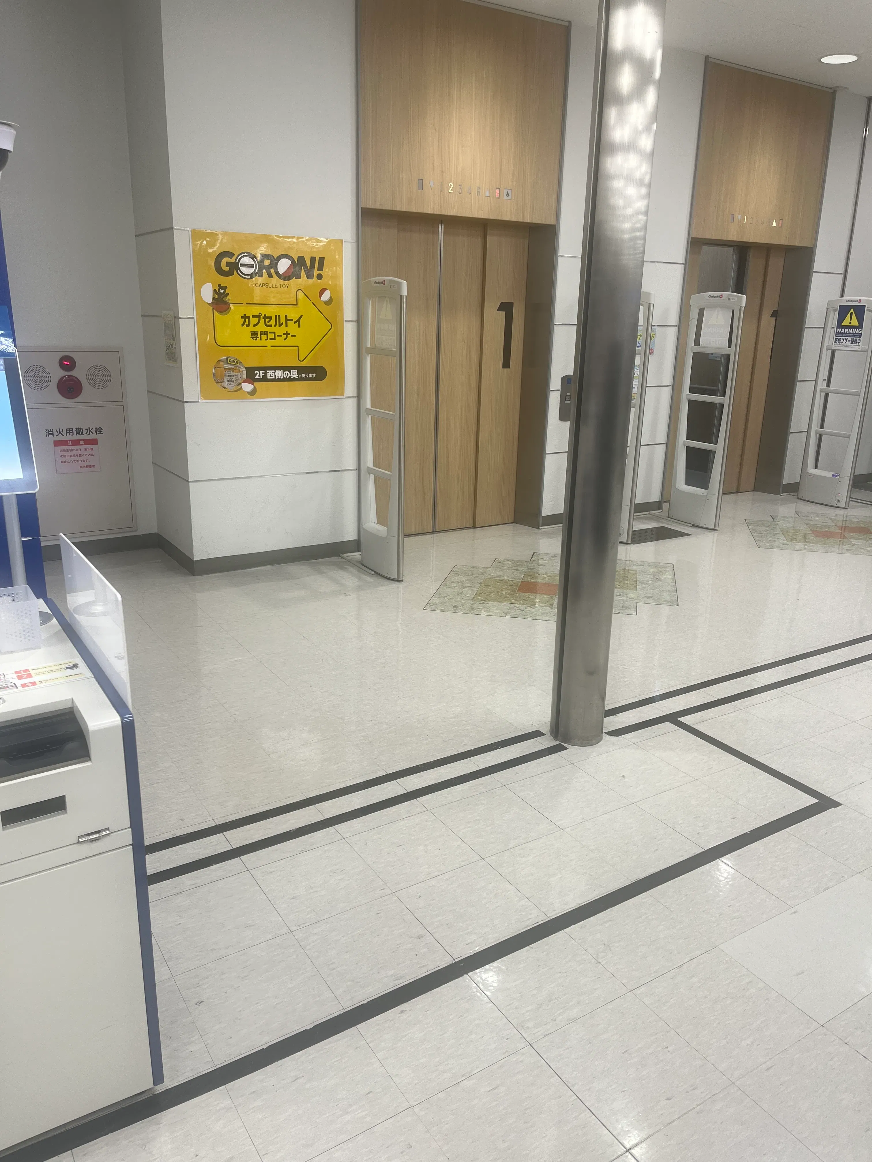 【メガセンタートライアル伊勢崎中央店】③食物販や出張販売に適したエレベーター横スペース（1階東側メイン出入口）
