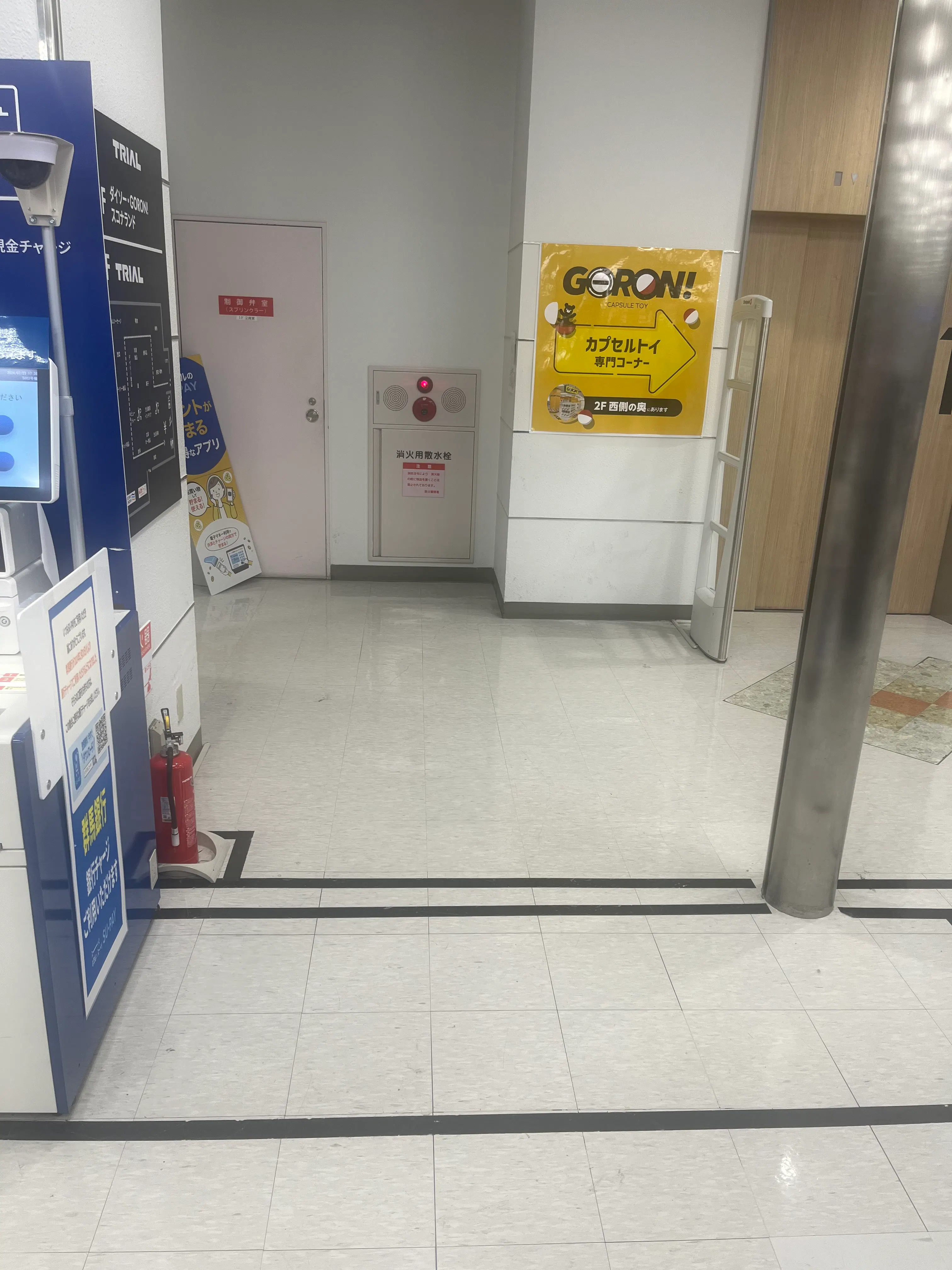 【メガセンタートライアル伊勢崎中央店】③食物販や出張販売に適したエレベーター横スペース（1階東側メイン出入口）