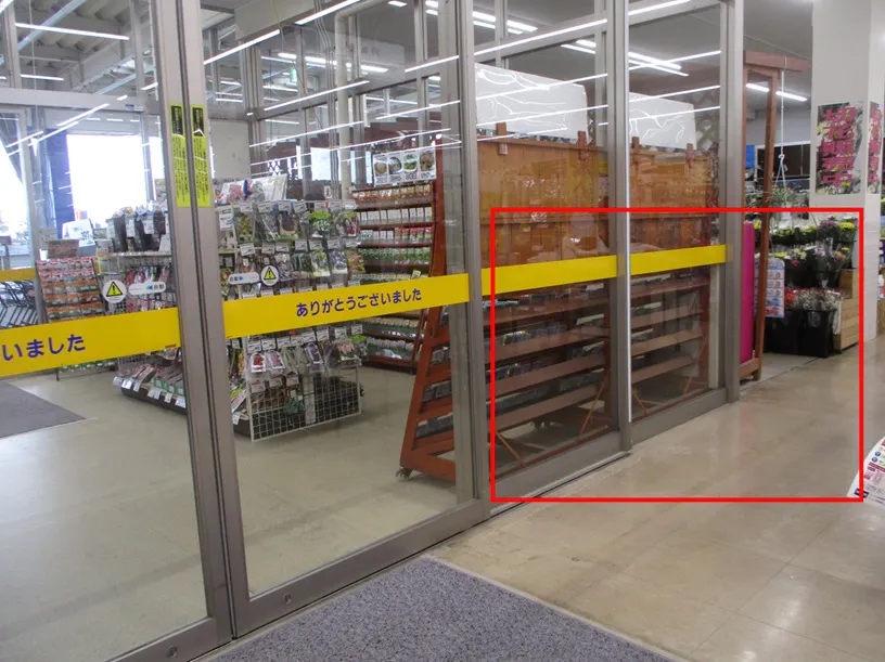 【サンデー矢本店】メインレジ前スペース　食物販やプロモーション等の出店に最適なホームセンター店内のイベントスペースの画像