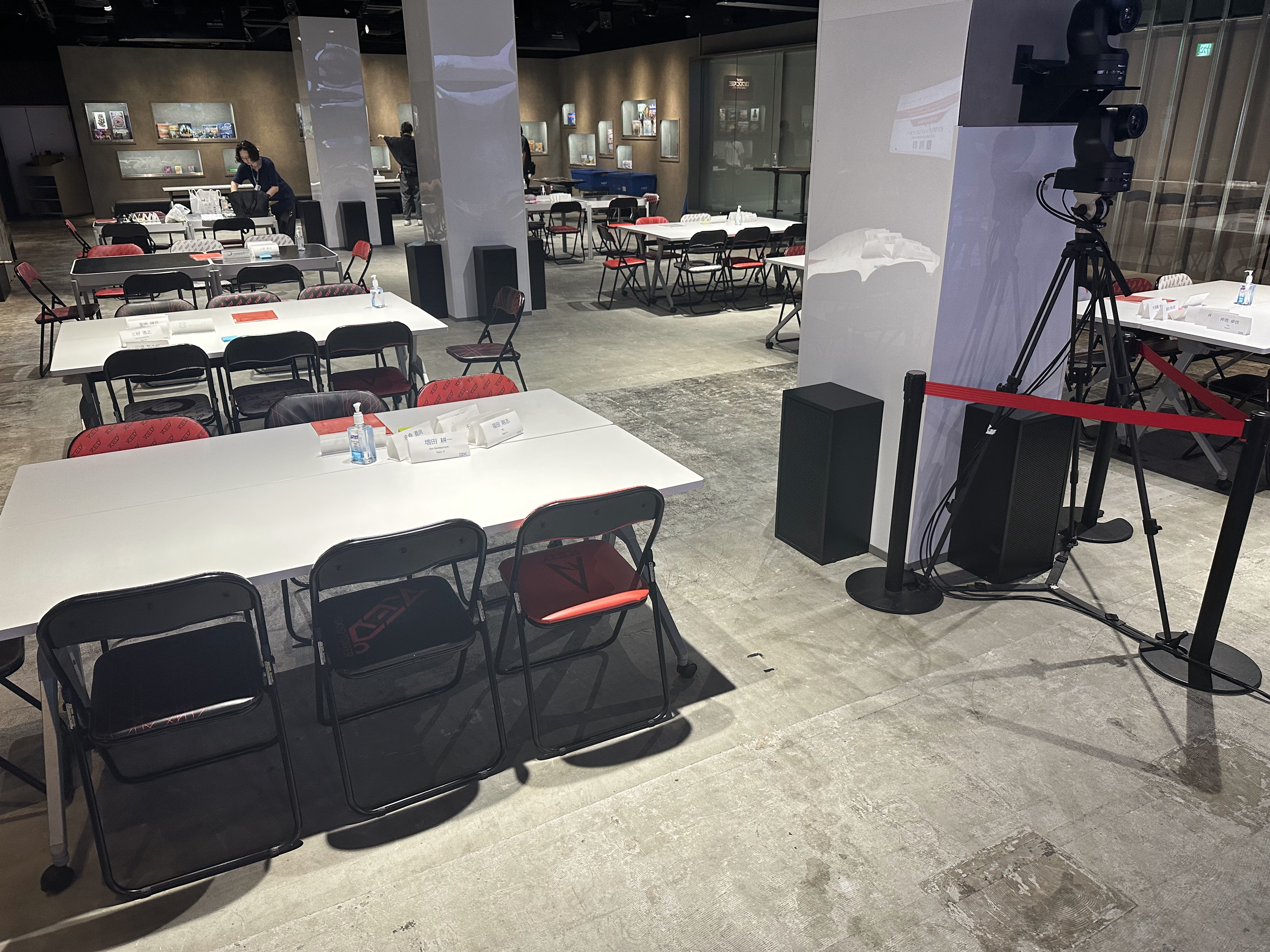 島型で机と椅子を並べた様子