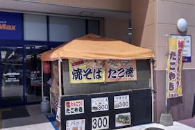 【ミスターマックス 宇佐店】ミスターマックス店頭入口 キッチンカーや食品販売に最適な総合ディスカウントストアの催事イベントスペース