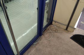 【ミスターマックス 宇佐店】ミスターマックス店頭入口 キッチンカーや食品販売に最適な総合ディスカウントストアの催事イベントスペース