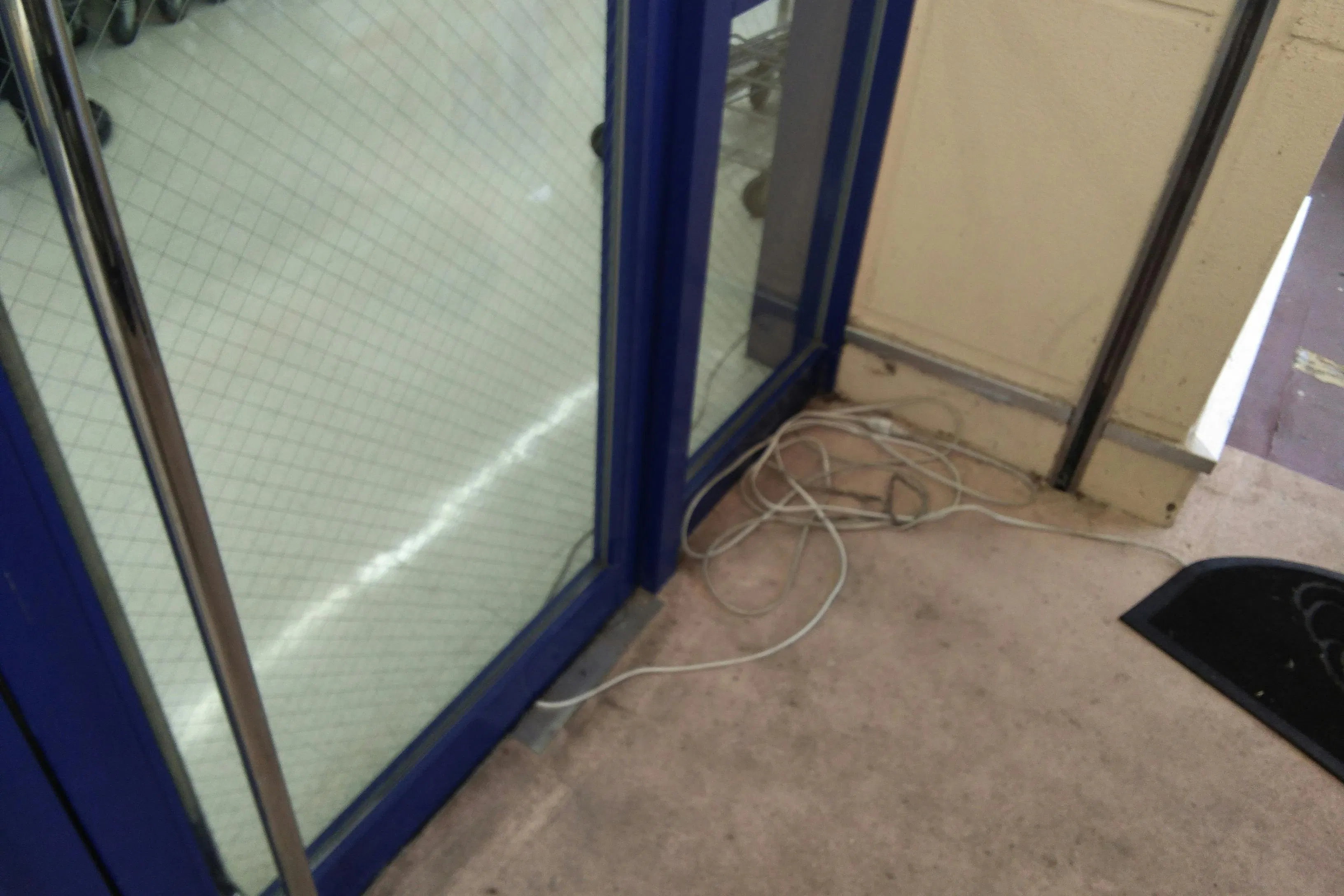 【ミスターマックス 宇佐店】ミスターマックス店頭入口 キッチンカーや食品販売に最適な総合ディスカウントストアの催事イベントスペース