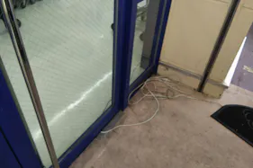 【ミスターマックス 宇佐店】ミスターマックス店頭入口 キッチンカーや食品販売に最適な総合ディスカウントストアの催事イベントスペース