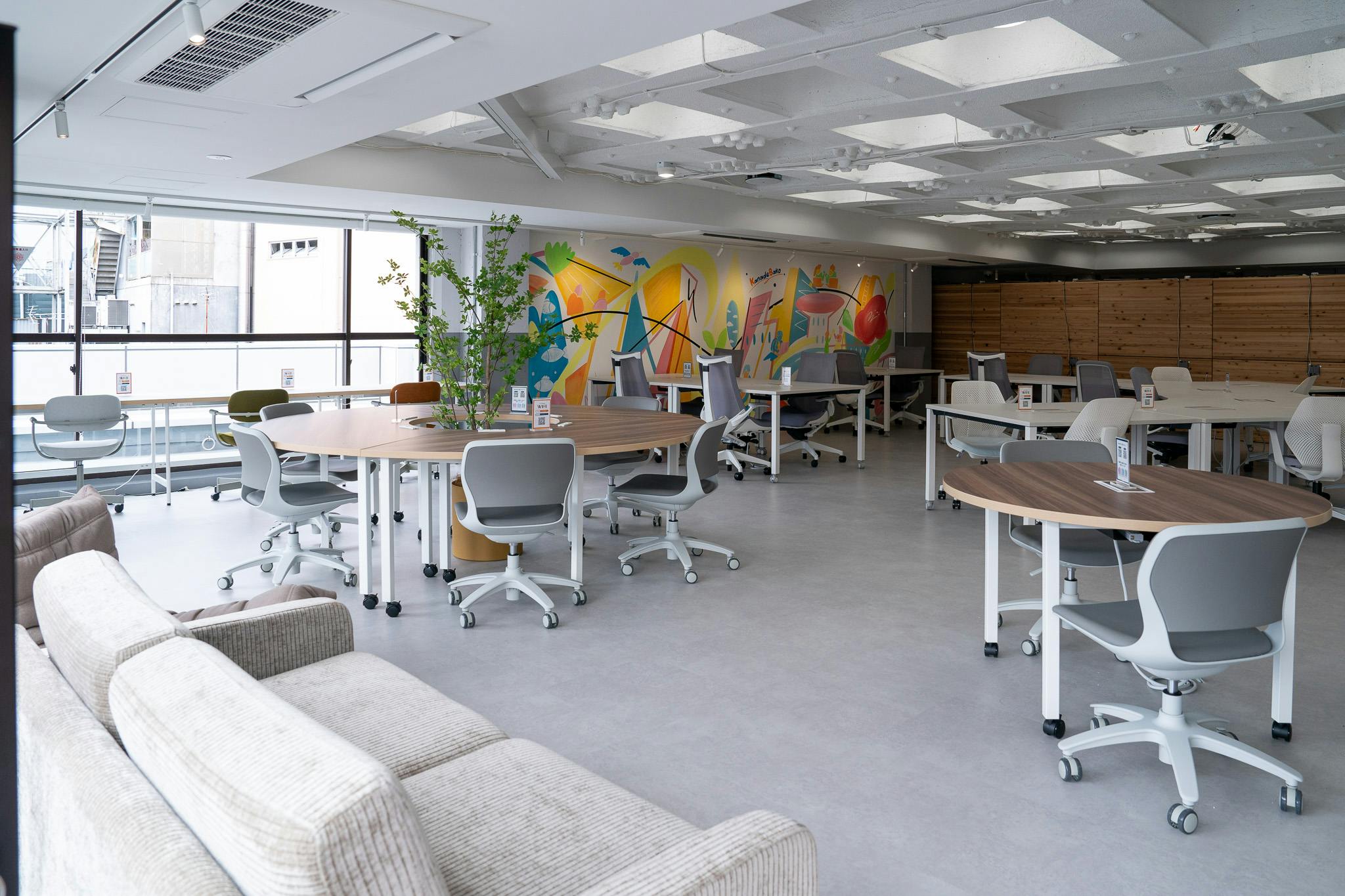 【下北沢駅2分】セミナーやオフサイトミーティング、ワークショップの開催時の利用に適した白基調で清潔感のあるレンタルスペース