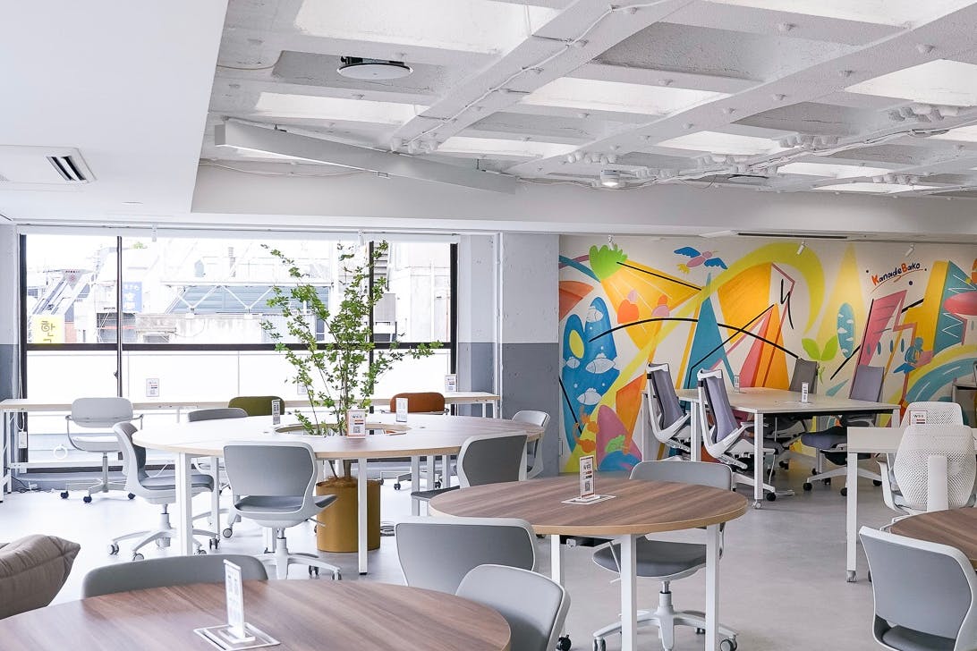 【下北沢駅2分】セミナーやオフサイトミーティング、ワークショップの開催時の利用に適した白基調で清潔感のあるレンタルスペース