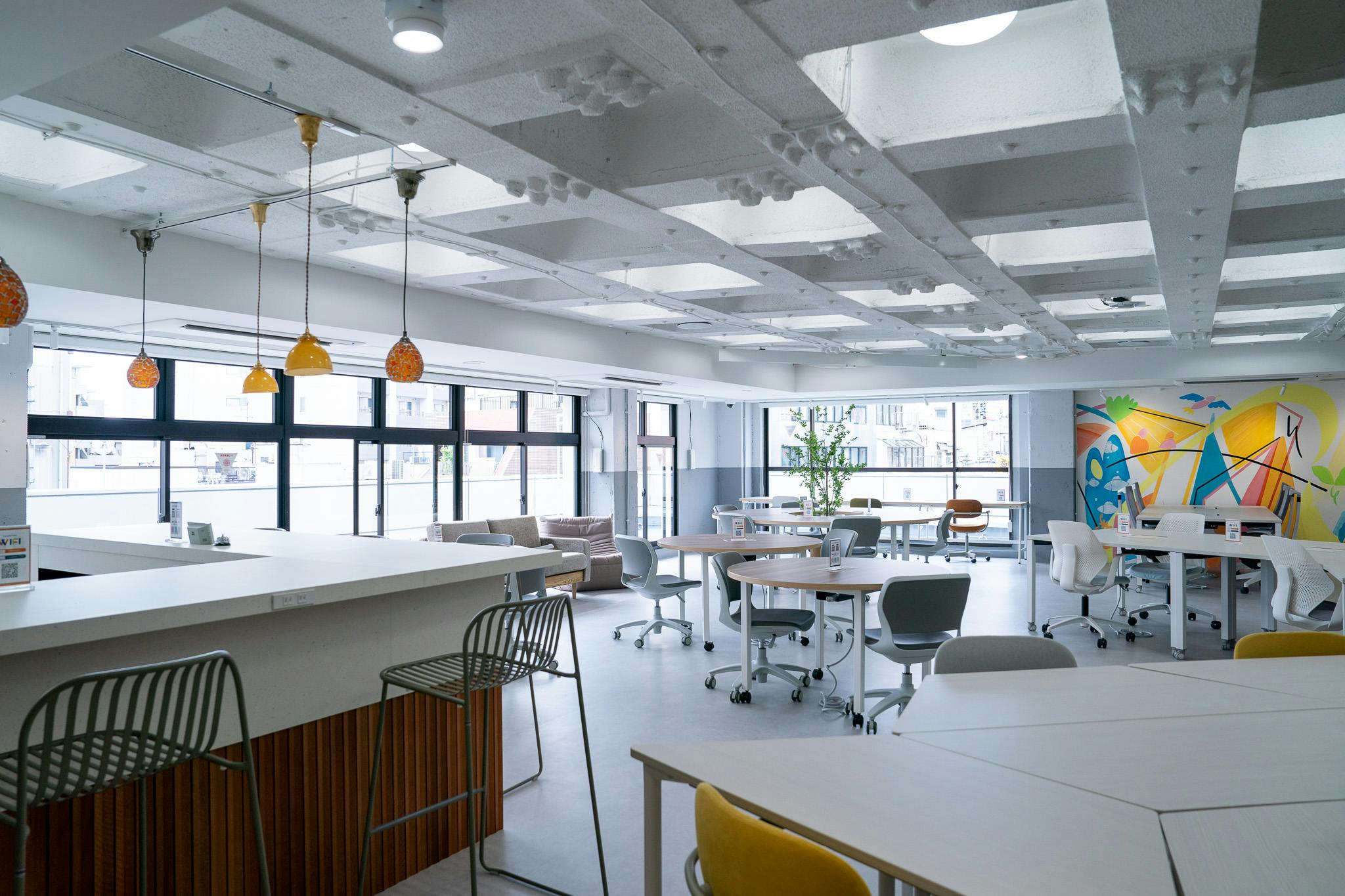 【下北沢駅2分】セミナーやオフサイトミーティング、ワークショップの開催時の利用に適した白基調で清潔感のあるレンタルスペース