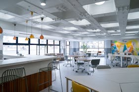 【下北沢駅2分】セミナーやオフサイトミーティング、ワークショップの開催時の利用に適した白基調で清潔感のあるレンタルスペース