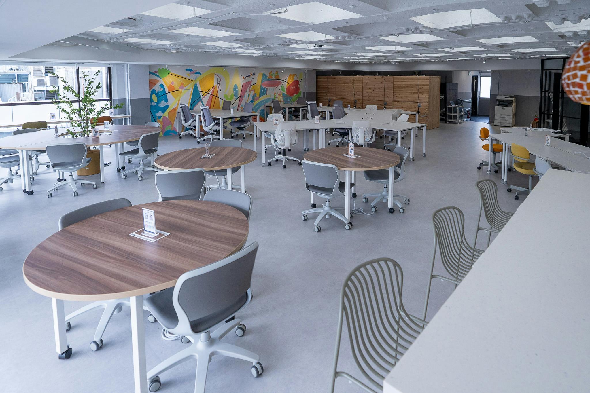 【下北沢駅2分】セミナーやオフサイトミーティング、ワークショップの開催時の利用に適した白基調で清潔感のあるレンタルスペース