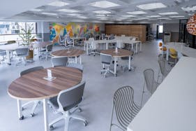 【下北沢駅2分】セミナーやオフサイトミーティング、ワークショップの開催時の利用に適した白基調で清潔感のあるレンタルスペース