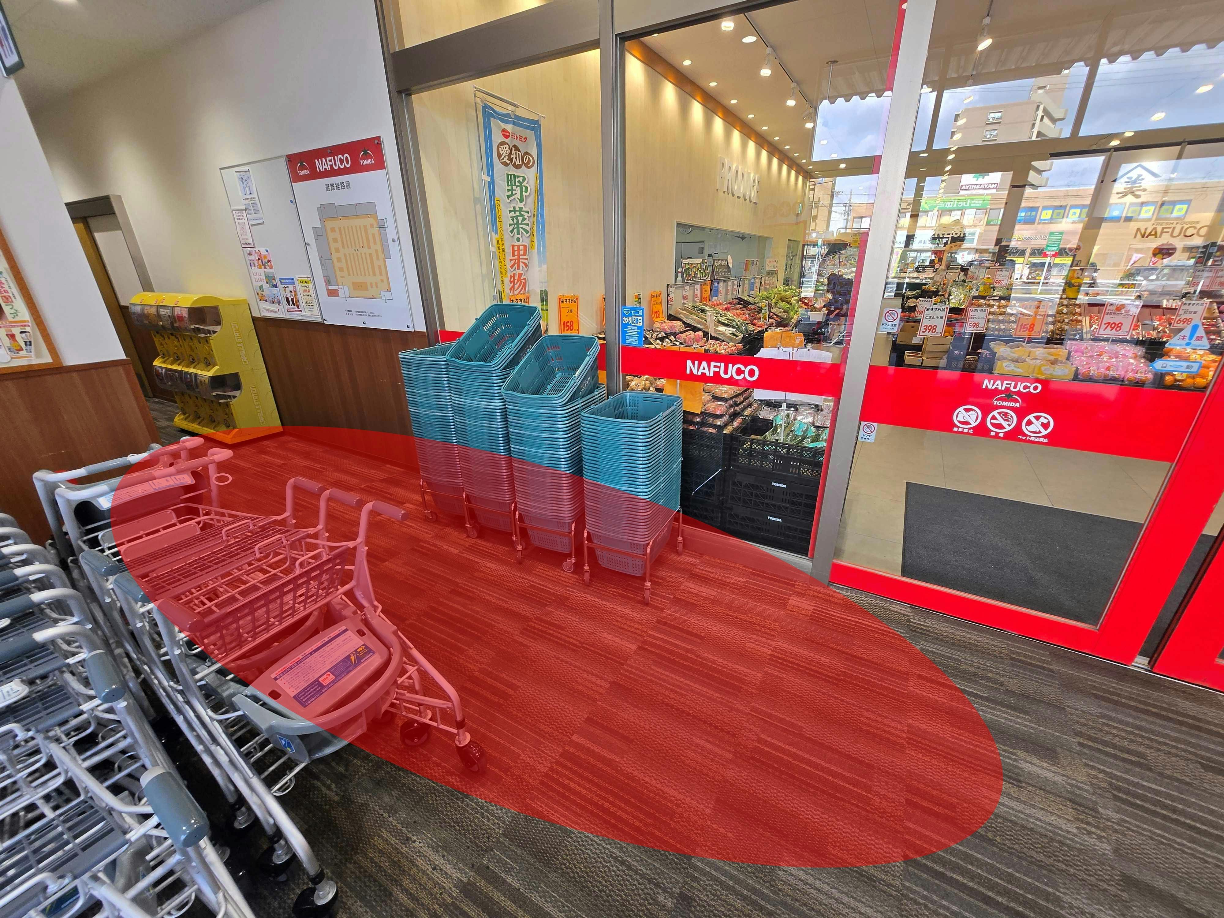 【ナフコトミダ木田店】食物販や販促プロモーションに最適な入口近くの風除室スペースの画像