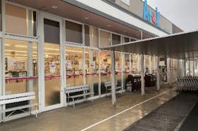 【アルク三田尻店】プロモーションイベントに最適なスーパーの店頭軒下イベントスペース