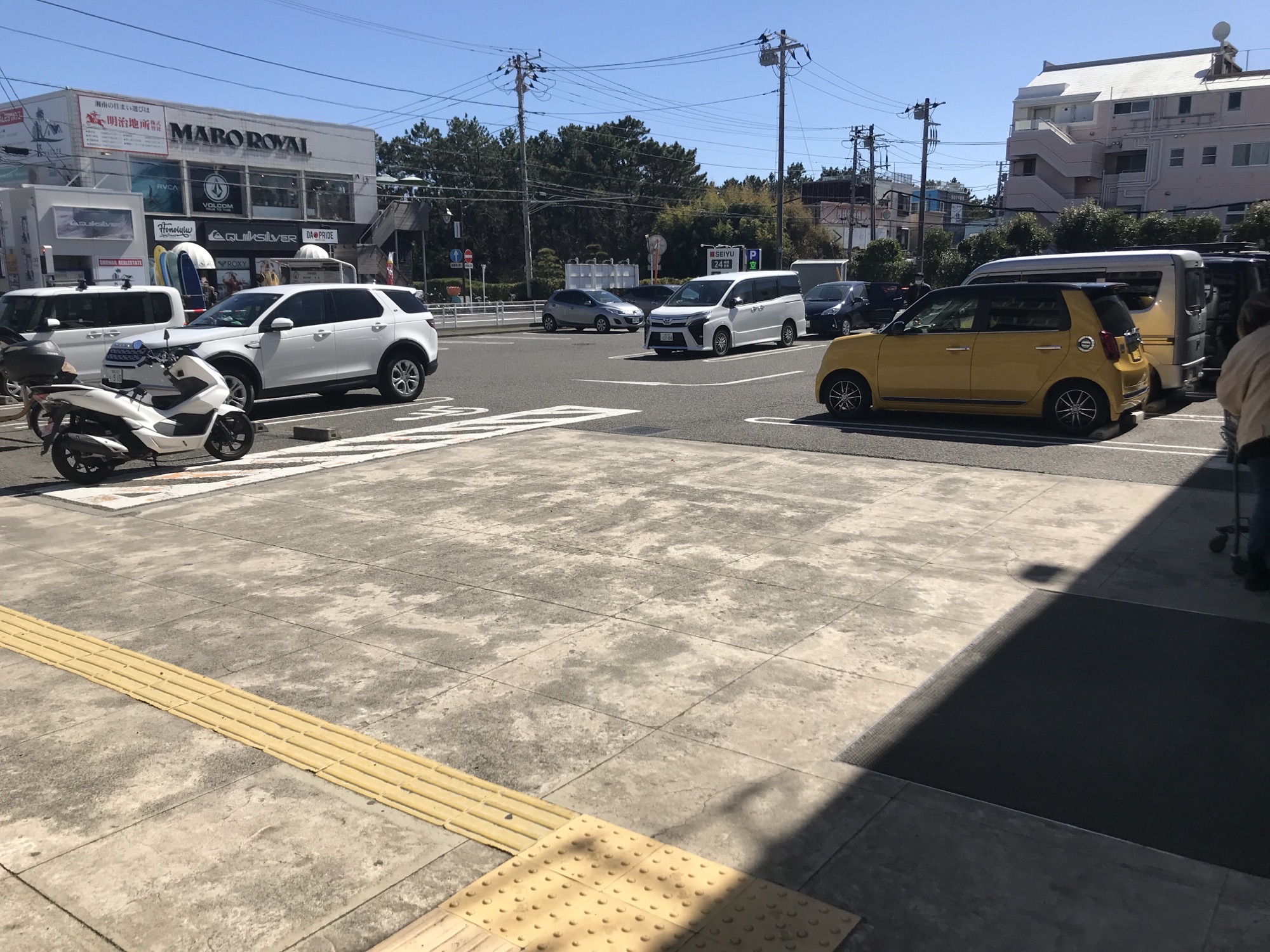 【西友　辻堂店】1階正面入口前　プロモーション用途や物販、食物販のポップアップストアに最適なスーパー店内催事イベントスペース